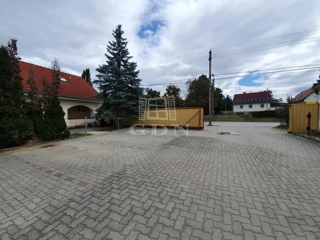 Kiadó kereskedelmi és ipari ingatlan Székesfehérvár, Felsőváros 160 nm