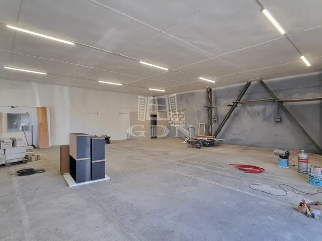 Kiadó kereskedelmi és ipari ingatlan Székesfehérvár 200 nm