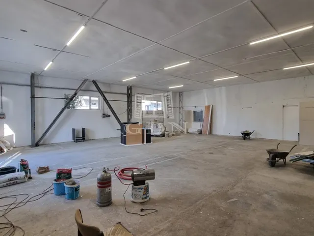 Kiadó kereskedelmi és ipari ingatlan Székesfehérvár 200 nm