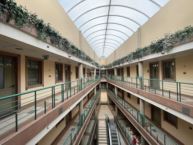 Kiadó kereskedelmi és ipari ingatlan Székesfehérvár, Belváros 60 nm