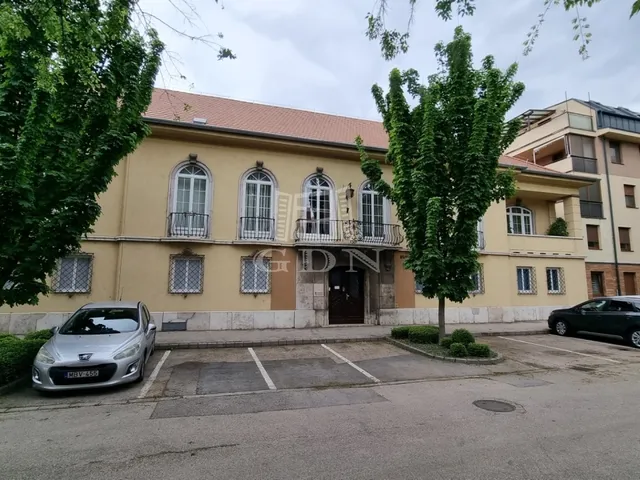 Kiadó kereskedelmi és ipari ingatlan Székesfehérvár, Belváros 100 nm