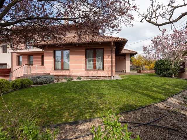 Eladó ház Székesfehérvár, Öreghegy 270 nm