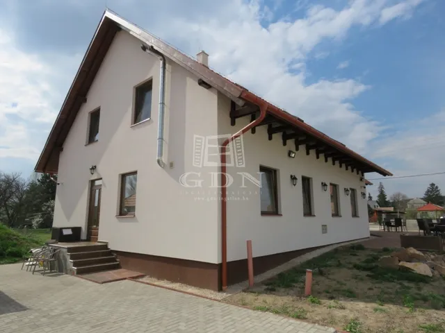 Eladó kereskedelmi és ipari ingatlan Pákozd 210 nm