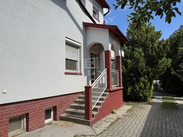 Eladó ház Pákozd 300 nm