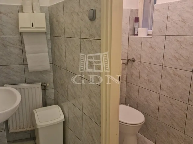 Kiadó kereskedelmi és ipari ingatlan Székesfehérvár, Belváros 30 nm