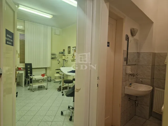 Kiadó kereskedelmi és ipari ingatlan Székesfehérvár, Belváros 30 nm