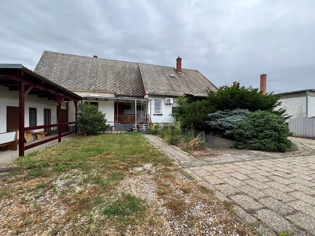 Eladó ház Komárom, Szőny 160 nm