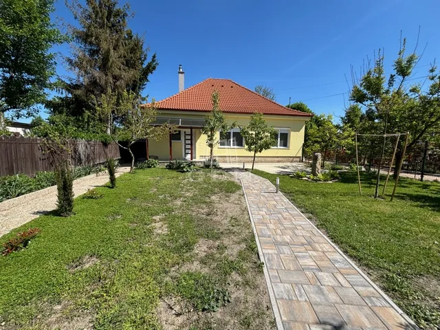 Kiadó ház Komárom 106 nm