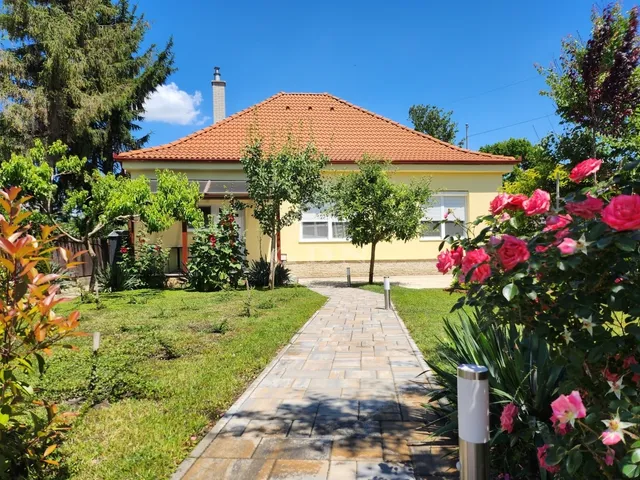 Kiadó ház Komárom 106 nm