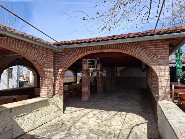Eladó kereskedelmi és ipari ingatlan Szántód 250 nm