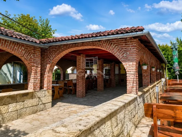 Eladó kereskedelmi és ipari ingatlan Szántód 250 nm
