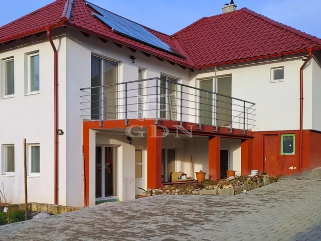 Eladó ház Vál 260 nm