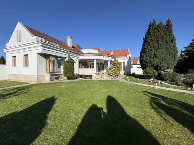 Kiadó ház Kecskemét, Petőfiváros 280 nm