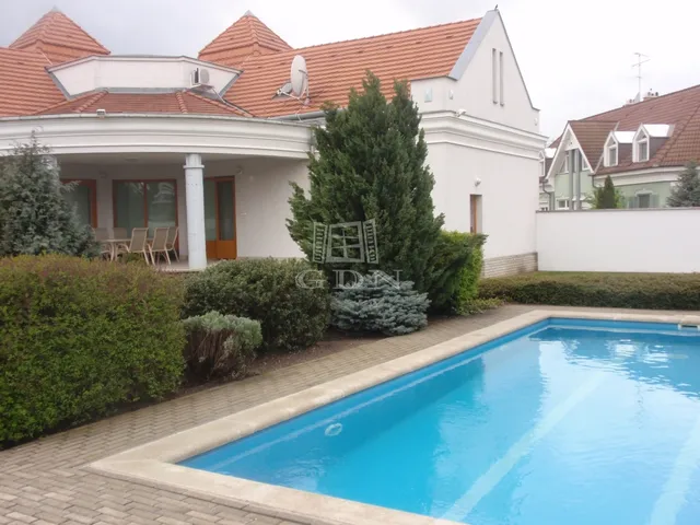 Eladó ház Kecskemét, Petőfiváros 280 nm