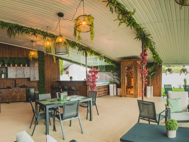 Eladó kereskedelmi és ipari ingatlan Szeged, Móraváros 228 nm