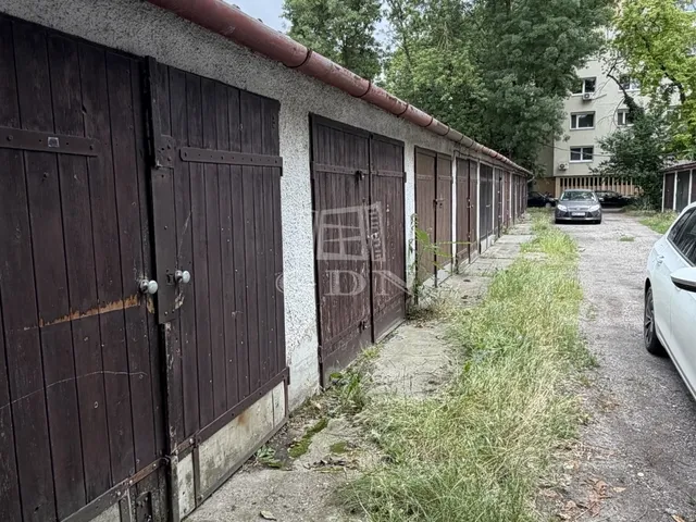 Eladó garázs Szeged, Tarján 15 nm