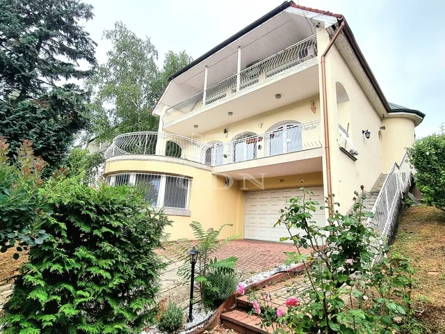 Eladó ház Üröm 360 nm