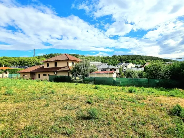 Eladó telek Üröm 908 nm