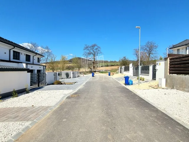 Eladó telek Üröm 430 nm