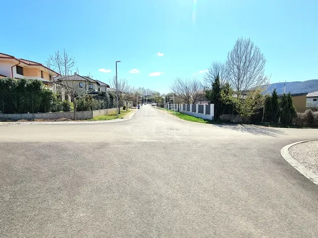 Eladó telek Üröm 430 nm