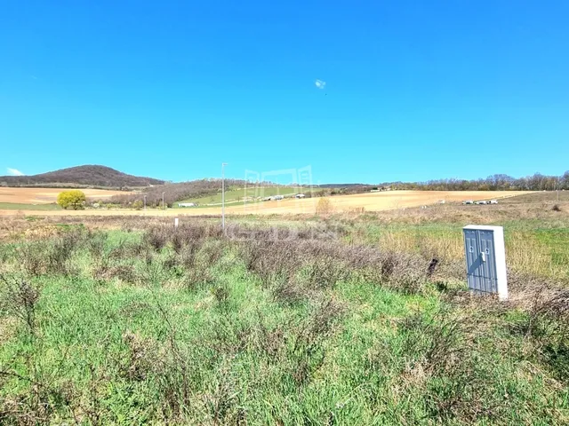 Eladó telek Üröm 430 nm