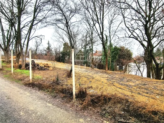 Eladó telek Üröm 585 nm