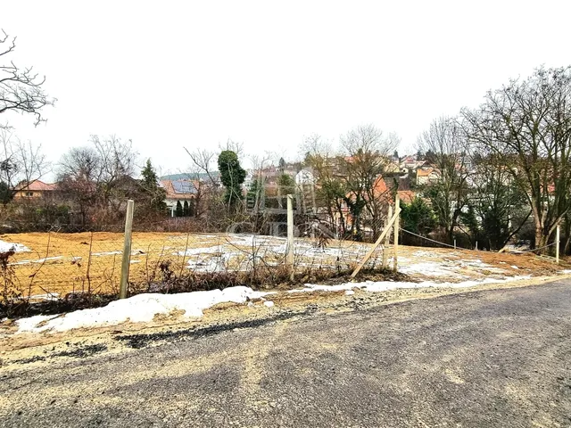 Eladó telek Üröm 585 nm