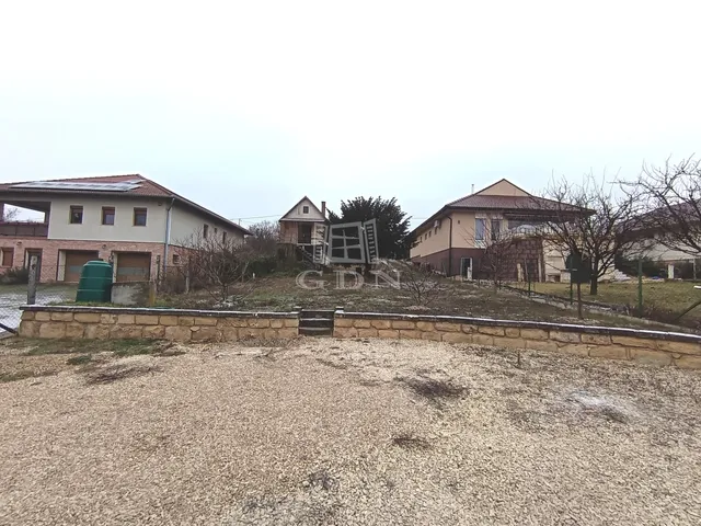 Eladó telek Sóskút 748 nm