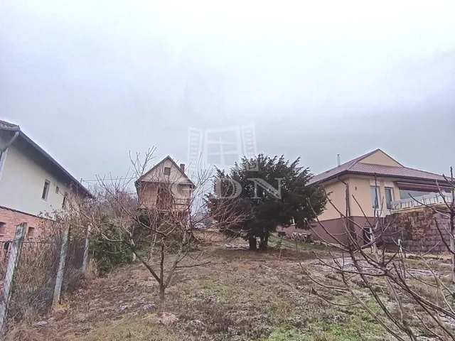 Eladó telek Sóskút 748 nm