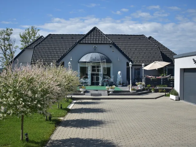 Eladó ház Rönök 210 nm