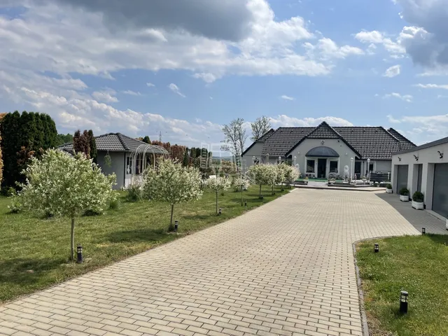 Eladó ház Rönök 210 nm
