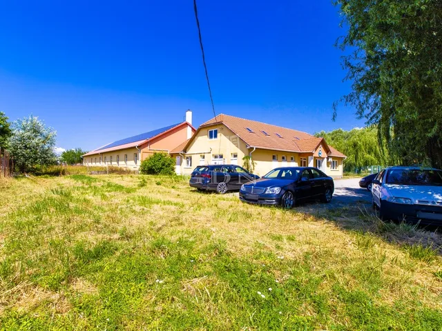 Kiadó kereskedelmi és ipari ingatlan Aszód 700 nm