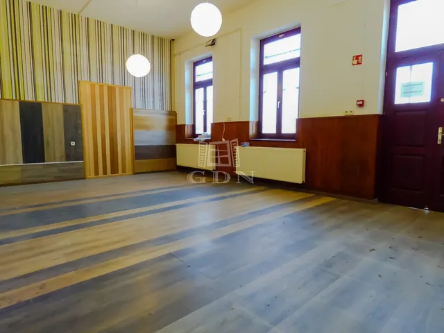 Kiadó kereskedelmi és ipari ingatlan Budapest XVI. kerület, Cinkota 144 nm