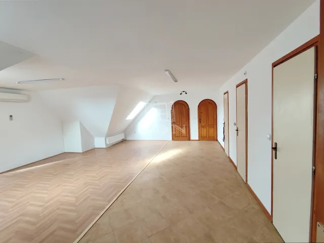 Kiadó kereskedelmi és ipari ingatlan Veszprém, Jutaspuszta 150 nm