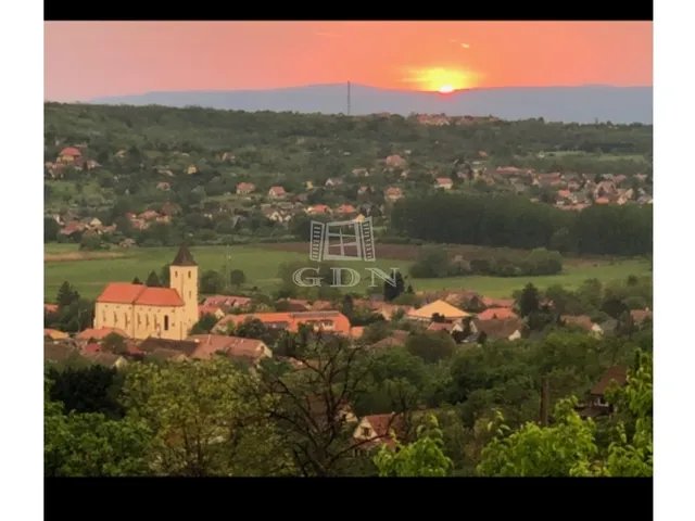 Eladó telek Kőröshegy 8600 nm