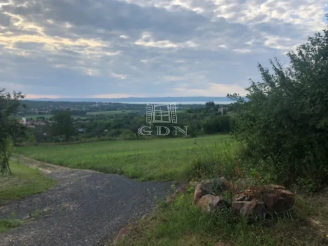 Eladó telek Kőröshegy 8600 nm