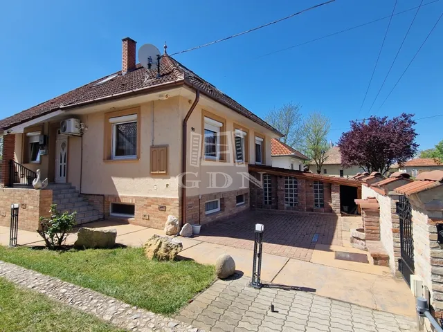 Eladó ház Tiszakécske 260 nm