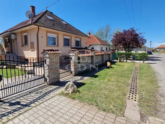 Eladó ház Tiszakécske 260 nm