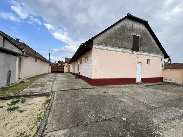 Eladó kereskedelmi és ipari ingatlan Nagybaracska 125 nm