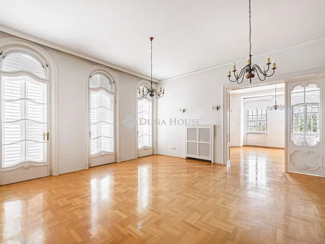 Eladó ház Budapest II. kerület, Vérhalom tér 600 nm