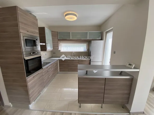 Kiadó ház Törökbálint 180 nm