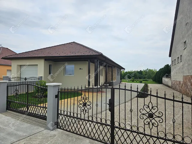 Eladó ház Mezőörs 141 nm