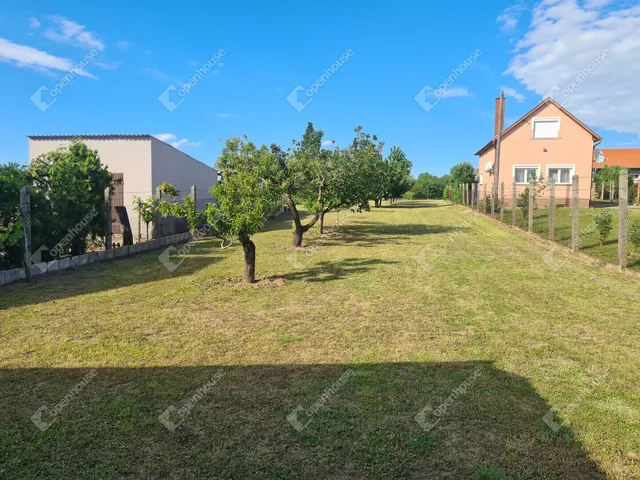 Eladó telek Győrújbarát 2498 nm