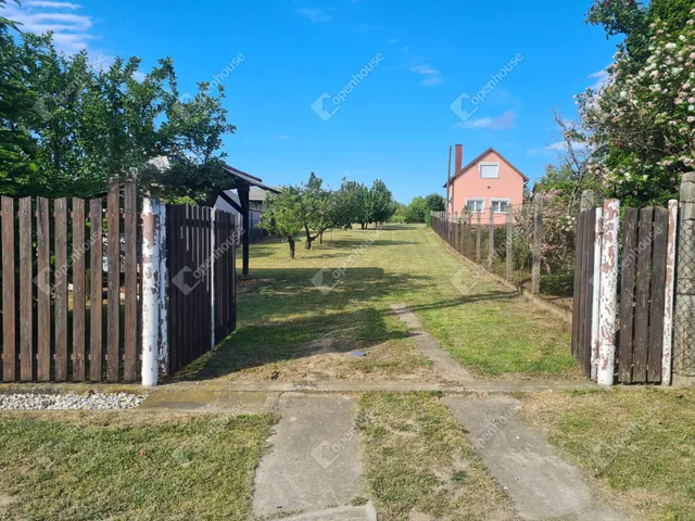Eladó telek Győrújbarát 2498 nm