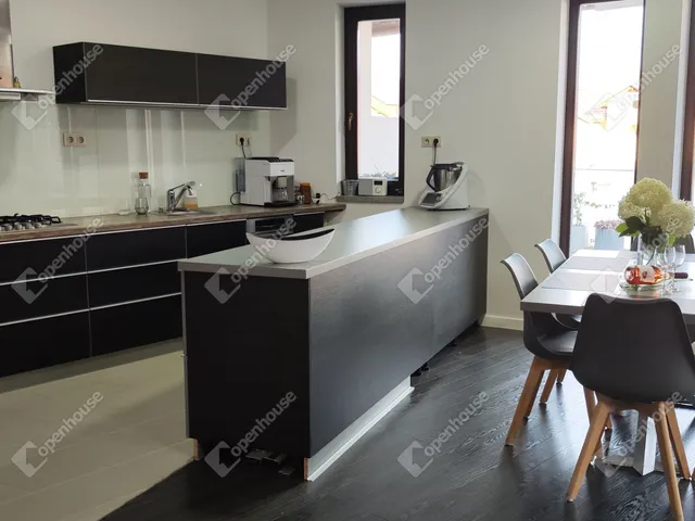 Eladó ház Győr, Győrszentiván 279 nm