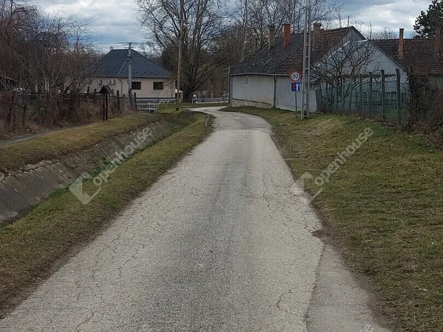 Eladó telek Bakonypéterd 734 nm