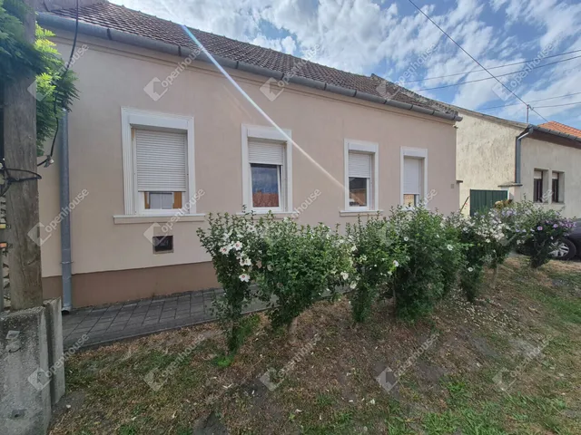 Eladó ház Pápa, Tókert 70 nm