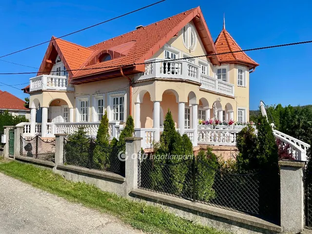 Eladó ház Penc 190 nm