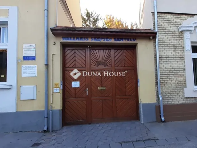 Eladó kereskedelmi és ipari ingatlan Szentes 220 nm