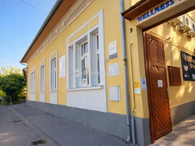 Eladó kereskedelmi és ipari ingatlan Szentes 220 nm